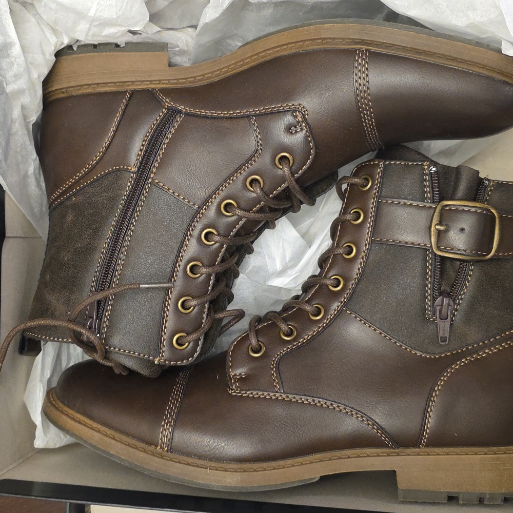 NEW Never Worn Brown Leather Men's Boots Size 9 Still In Original Box